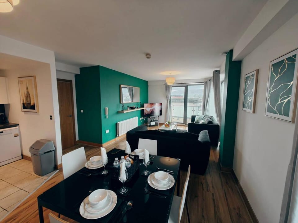 2BR Mountain View City Centre Apartment in Belfast