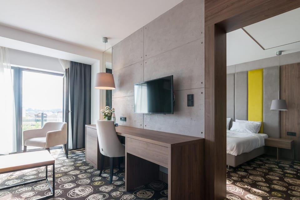 Bed, Living room, Photo of the whole room, Seating area, Bedroom