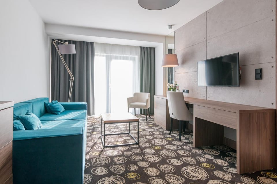 Bed, TV and multimedia, Living room, Photo of the whole room, Seating area, Evening entertainment, Bedroom