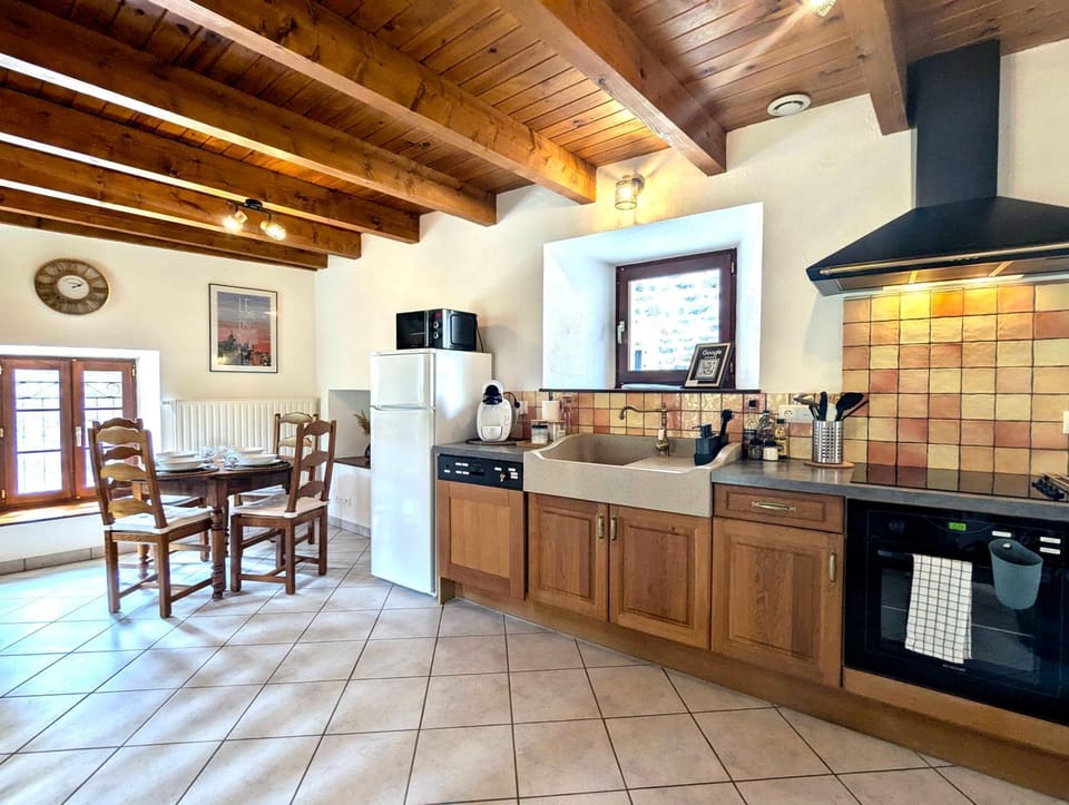 Coffee/tea facilities, Kitchen or kitchenette, Dining area, dishwasher, oven, stove