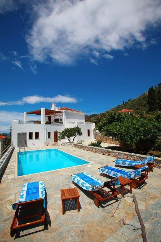 Property building, Day, Swimming pool, sunbed