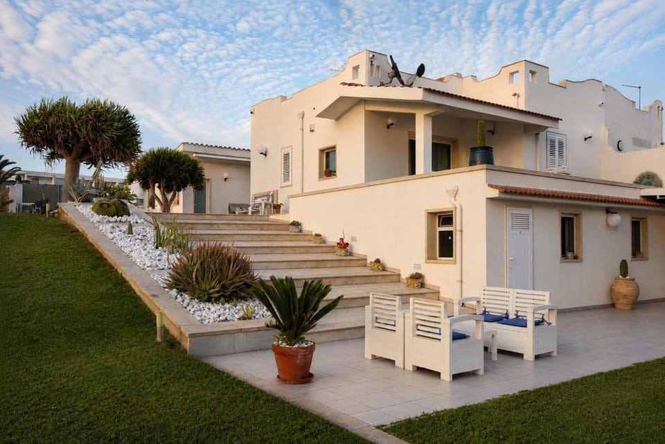 Property building, Facade/entrance, BBQ facilities, acessibility
