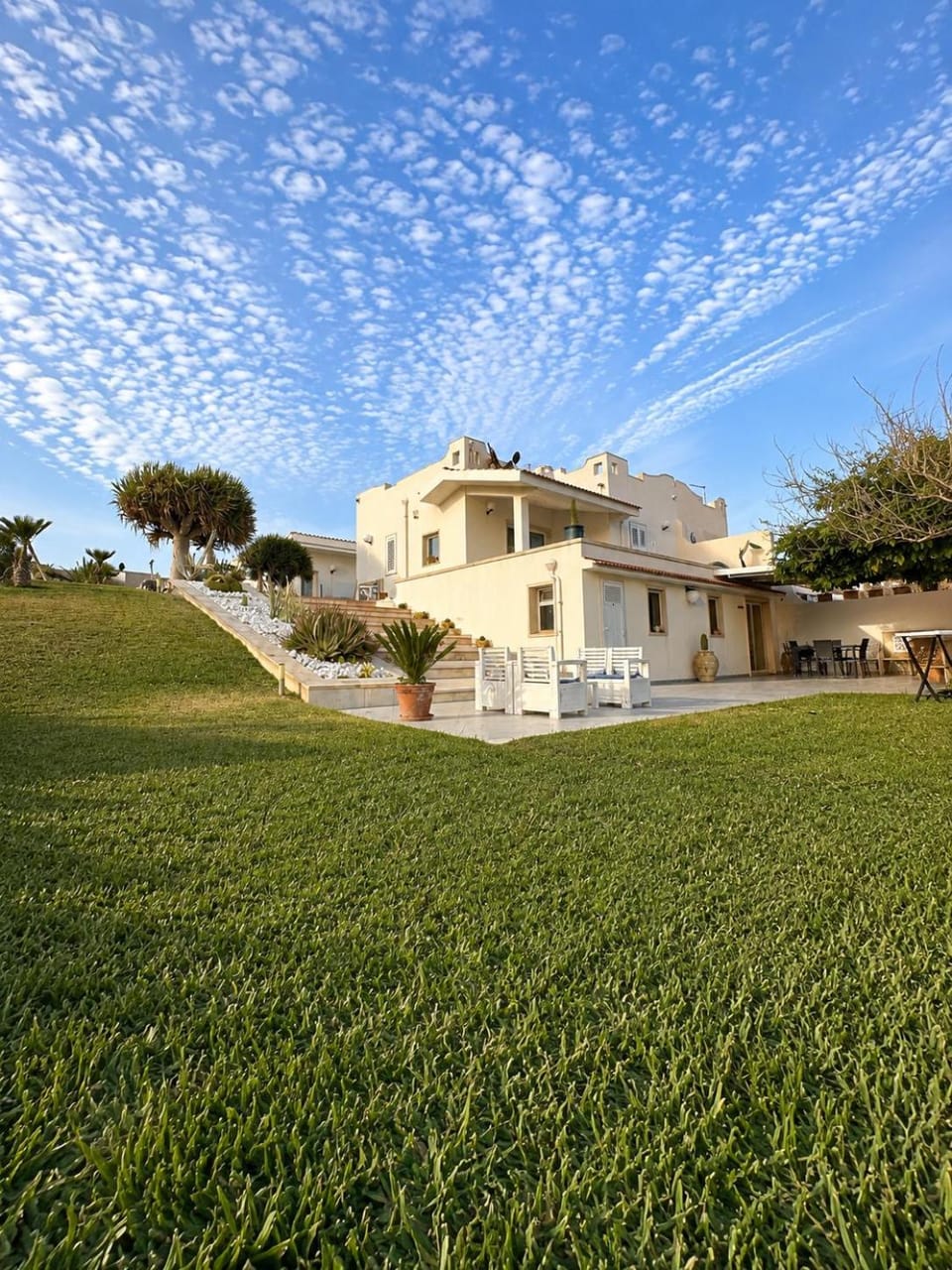 Property building, Facade/entrance, Day, Garden, Garden, Garden view, Garden view