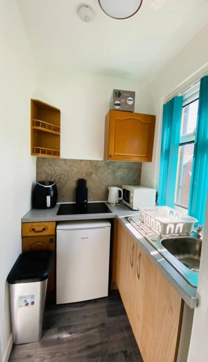 Kitchen or kitchenette, minibar, stove