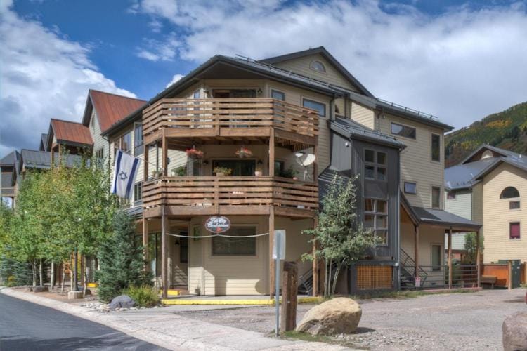 Amazing View 2 Bed-2 Bath plus Loft Condo at Lulu City House in Telluride