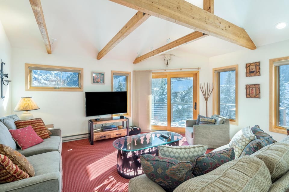 Amazing View 2 Bed-2 Bath plus Loft Condo at Lulu City House in Telluride