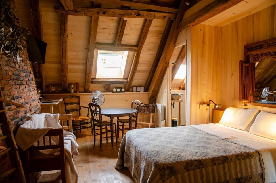 Photo of the whole room, Seating area, Bedroom