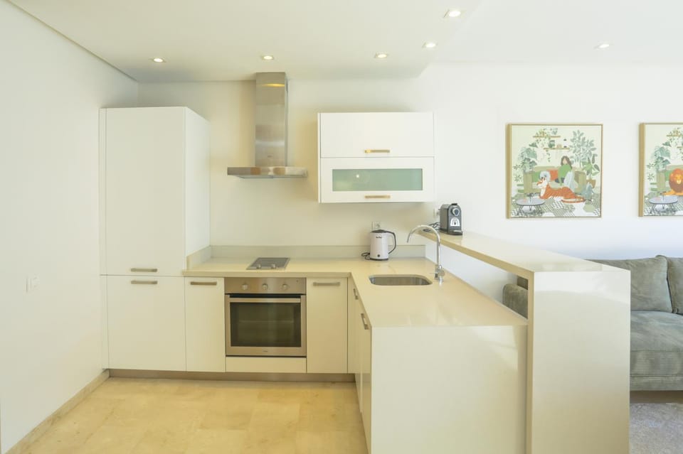 Kitchen or kitchenette, minibar