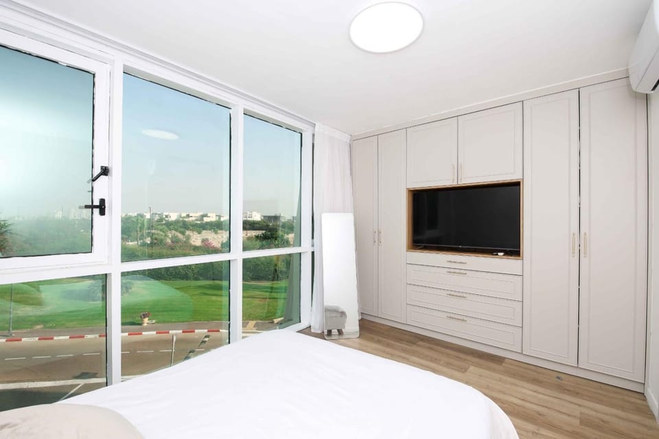 Bed, TV and multimedia, Bedroom