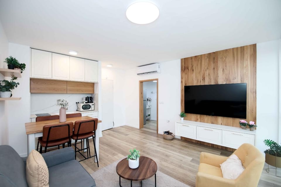 TV and multimedia, Kitchen or kitchenette, Living room, Seating area, Dining area