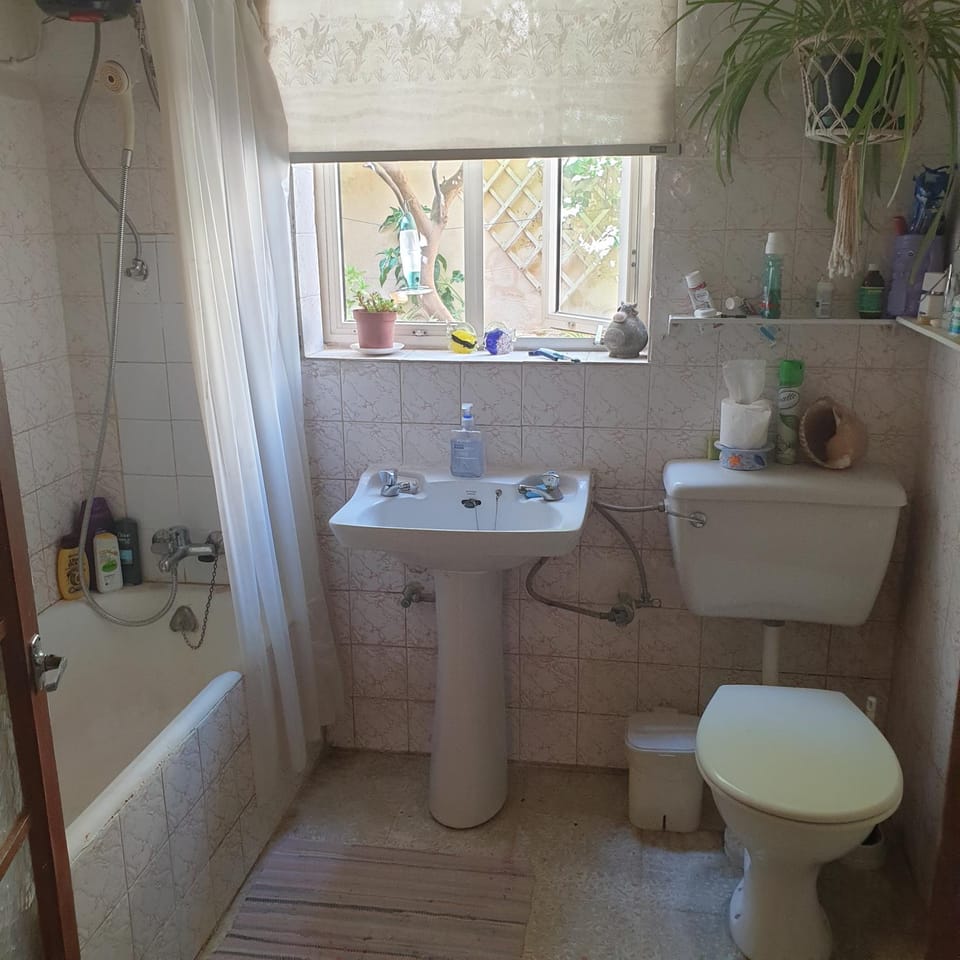Toilet, Bathroom, Internal: Not applicable to any particular room