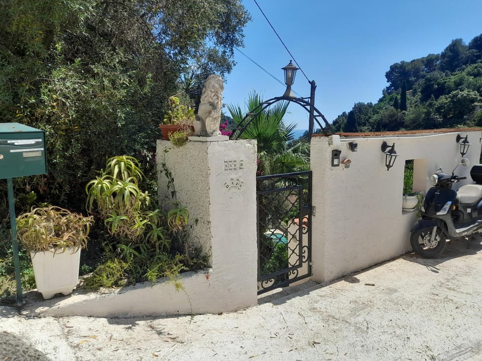 Rez de villa avec piscine Apartment in Menton
