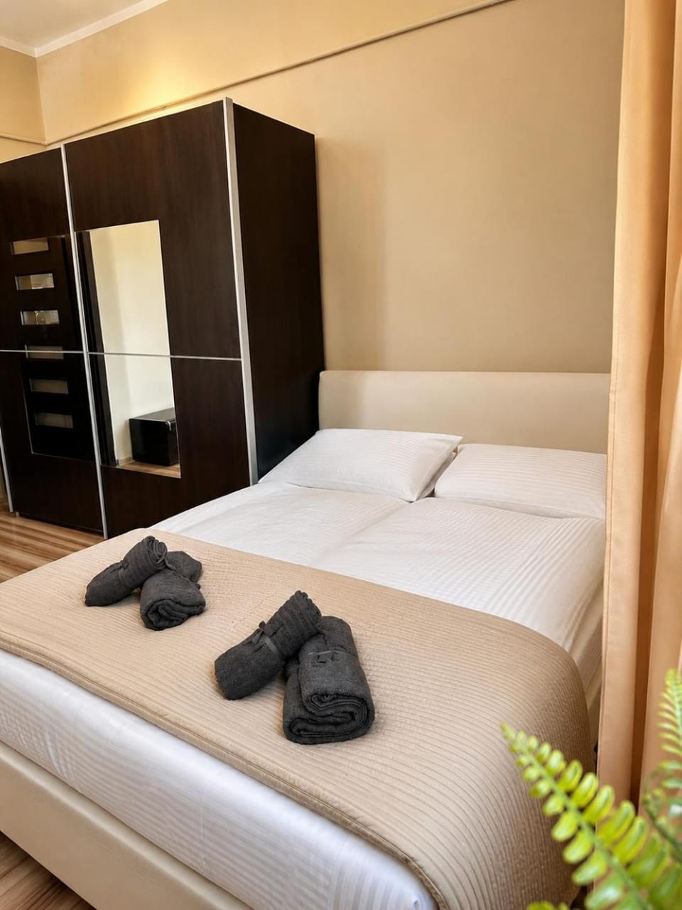 Bedroom, towels