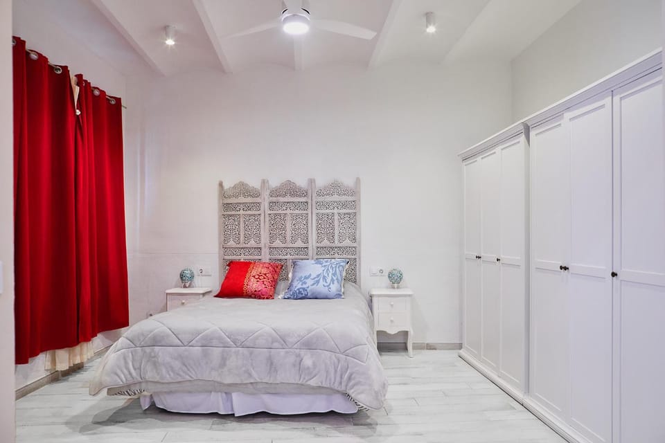 Bed, Photo of the whole room, Decorative detail, Bedroom