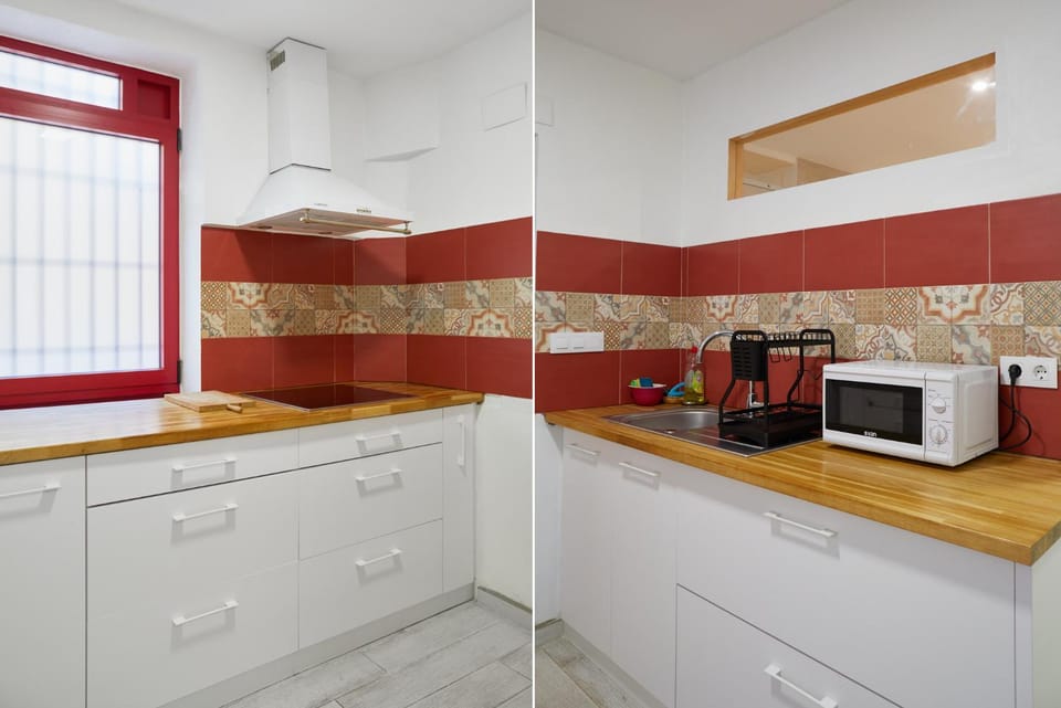 Kitchen or kitchenette, microwave, stove
