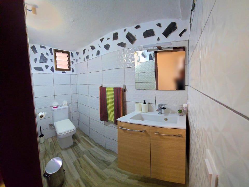 Toilet, towels