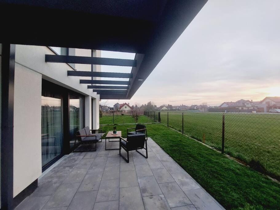 Przestronny apartament, ogródek, bezpłatne miejsca postojowe w garażu, AWG APARTMENTS Apartment in Krakow