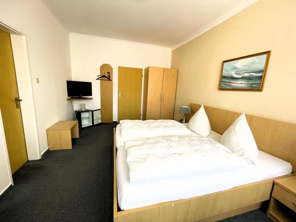 Bed, TV and multimedia, Photo of the whole room, Bedroom, wardrobe