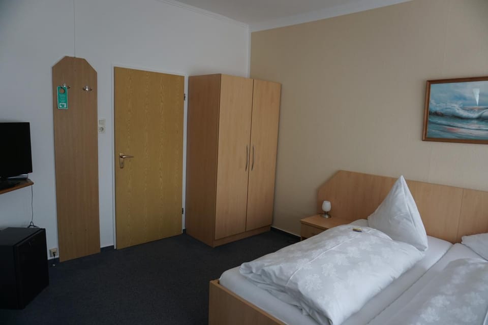 Bed, TV and multimedia, Bedroom, wardrobe