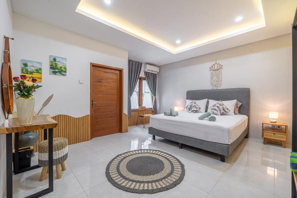 Photo of the whole room, Bedroom
