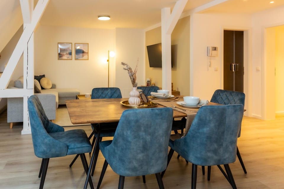 TV and multimedia, Living room, Seating area, Dining area