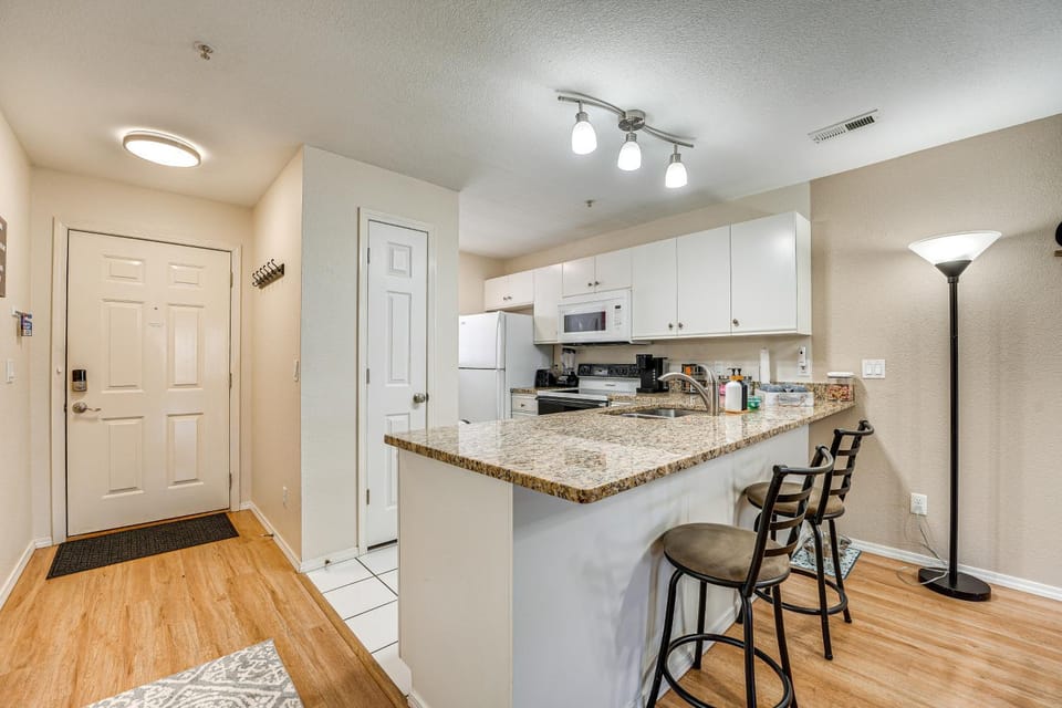 Branson Condo w/ Screened Porch: 4 Mi to Lake! House in Branson