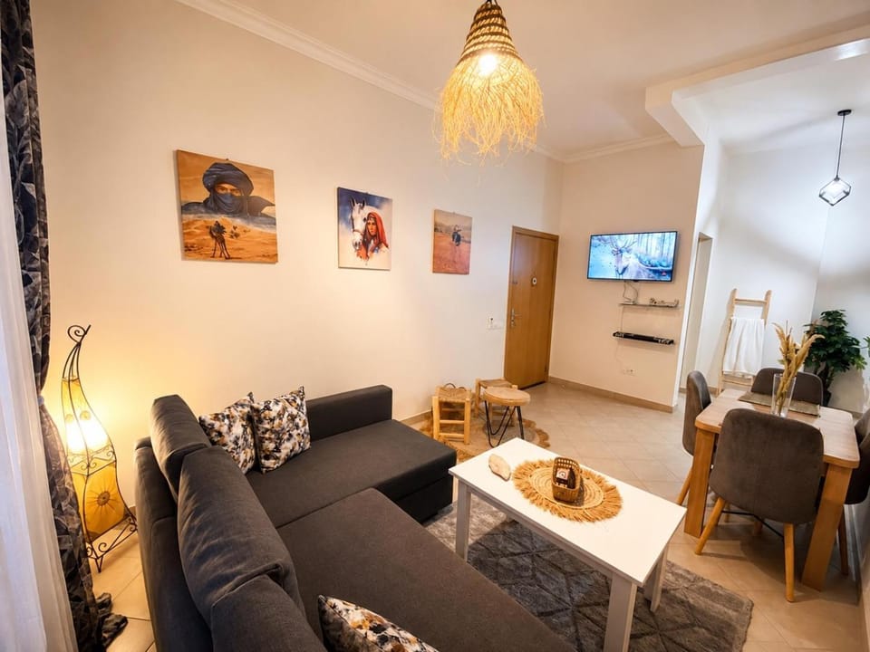 Communal lounge/ TV room, TV and multimedia, Living room, Seating area, Dining area, Evening entertainment, air conditioner
