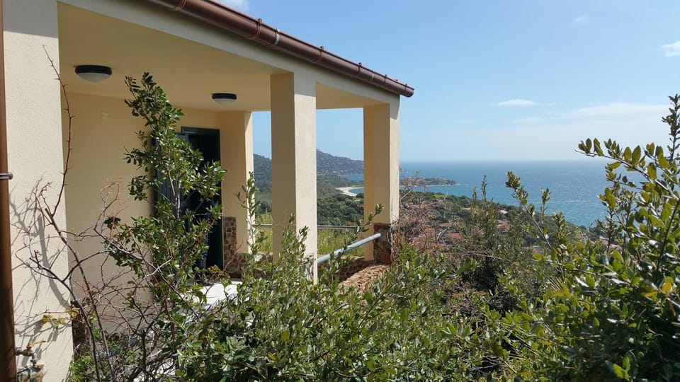 Property building, Facade/entrance, Natural landscape, Balcony/Terrace