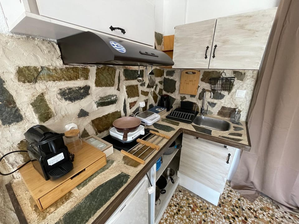 Coffee/tea facilities, Kitchen or kitchenette, stove