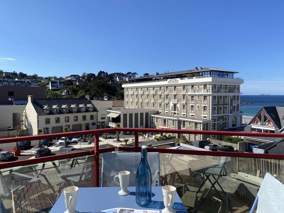Résidence Le Casino - Appartement devant la plage vue mer parking privé MAE-6404 Apartment in Perros-Guirec