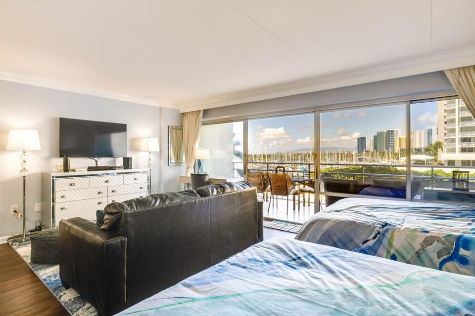 Honolulu Studio w/ Ocean View: Parking Included! Apartment in Honolulu