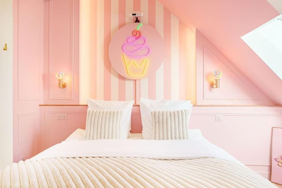 Bed, Decorative detail, Bedroom