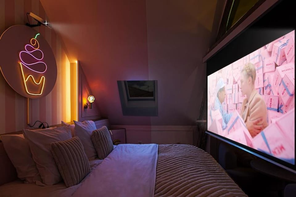 Bed, TV and multimedia, Bedroom