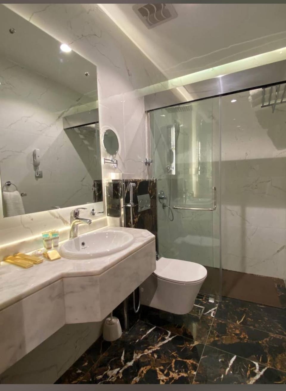 Shower, Toilet, Bathroom, towels
