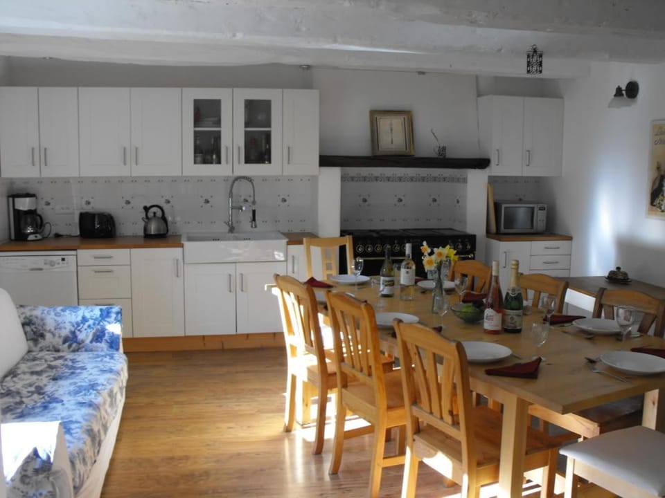 Kitchen or kitchenette, Dining area