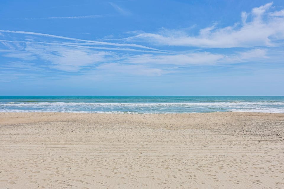 Carolina Beach Condo w/ Balcony & Ocean Access! House in Carolina Beach