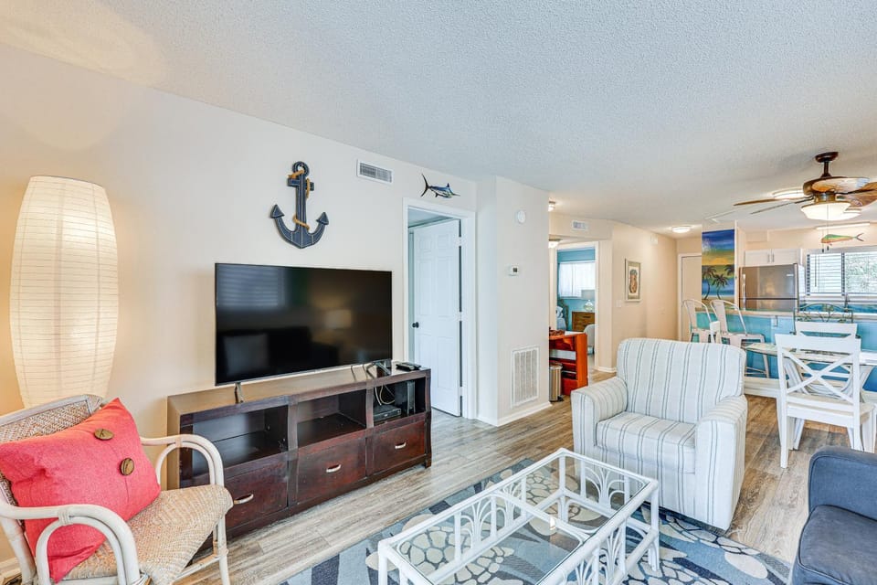 Carolina Beach Condo w/ Balcony & Ocean Access! House in Carolina Beach