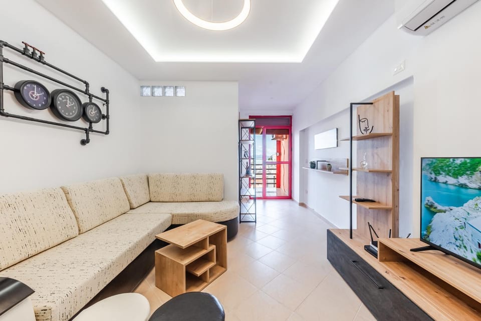 TV and multimedia, Kitchen or kitchenette, Living room, Seating area, air conditioner