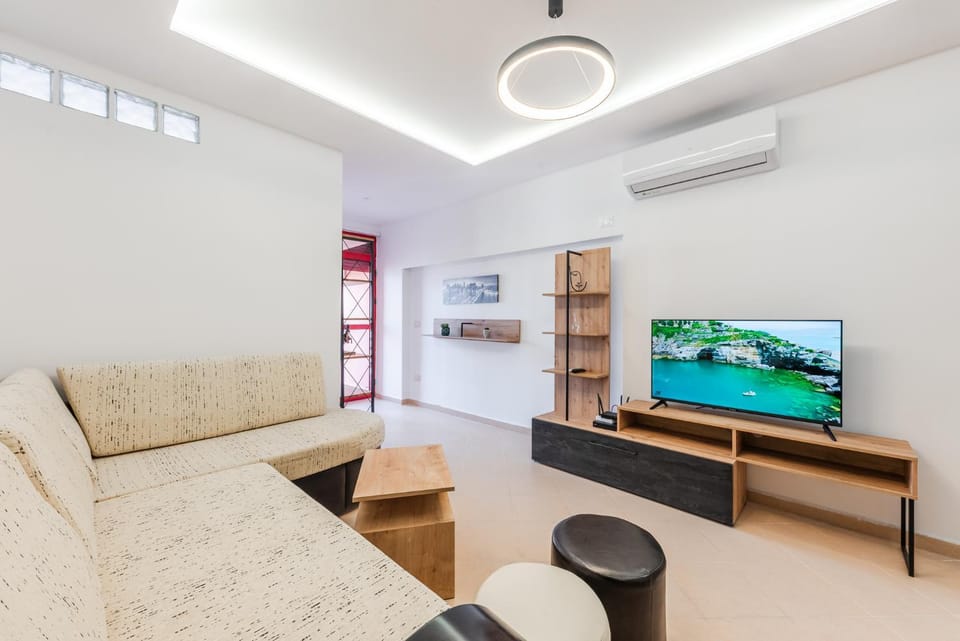 TV and multimedia, Seating area, air conditioner