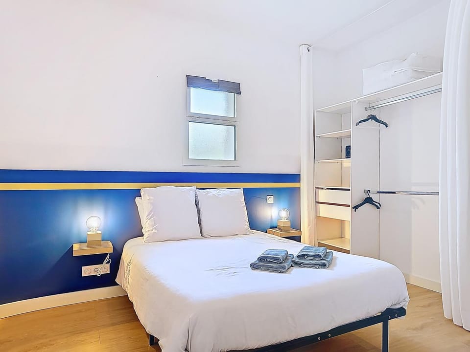 Bedroom, towels