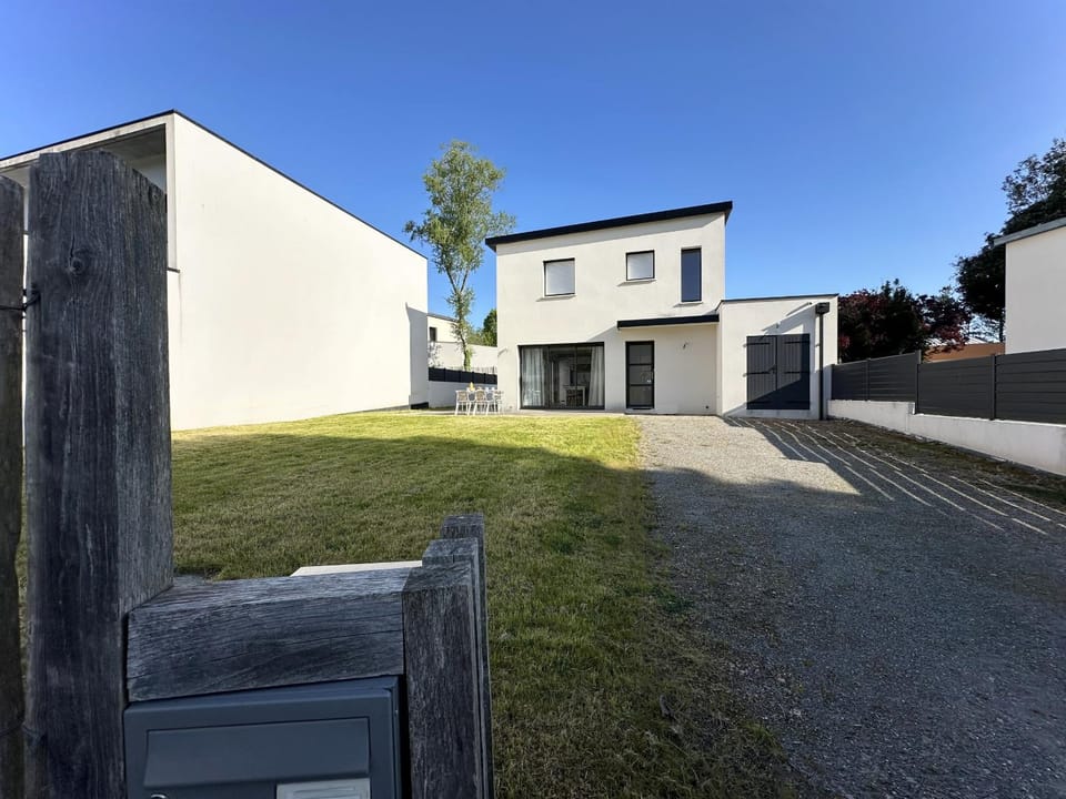 Property building, Facade/entrance, Off site