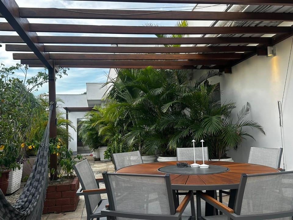 Espaçosa e Luxuosa Cobertura com Piscina Privada 560m2 Vista Mar Copacabana Ipanema Apartment in Rio de Janeiro