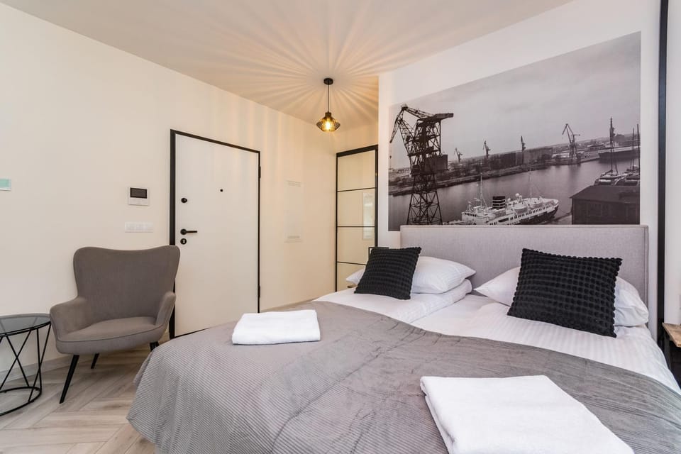 Bed, Living room, Photo of the whole room, Seating area, Bedroom, towels