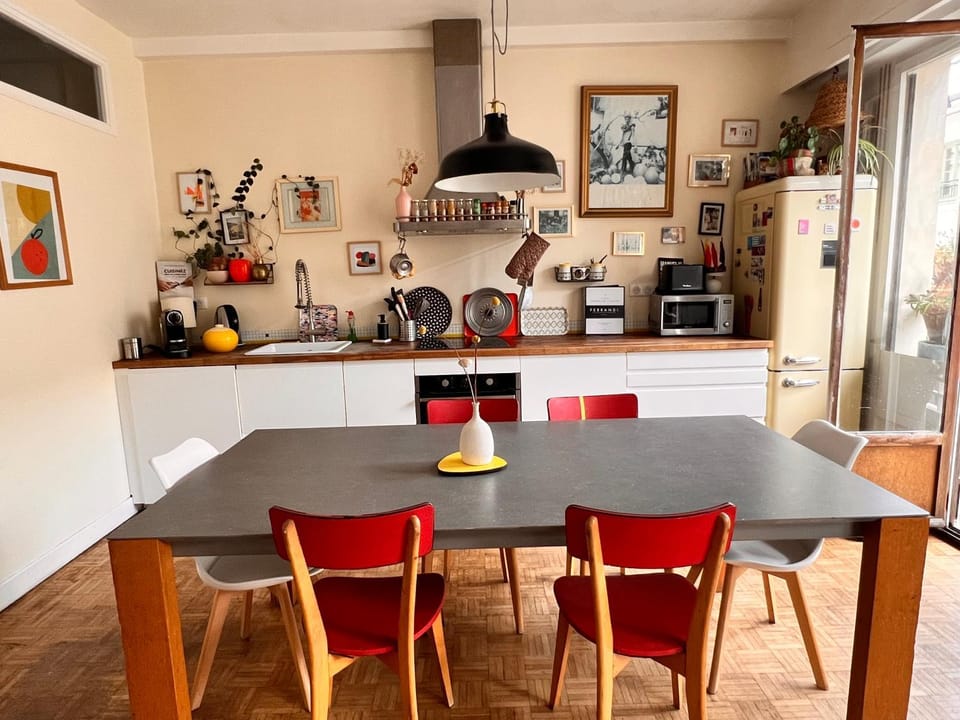Kitchen or kitchenette, Dining area
