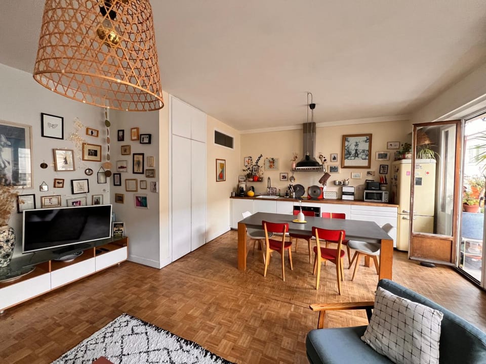 TV and multimedia, Seating area, Dining area, stove