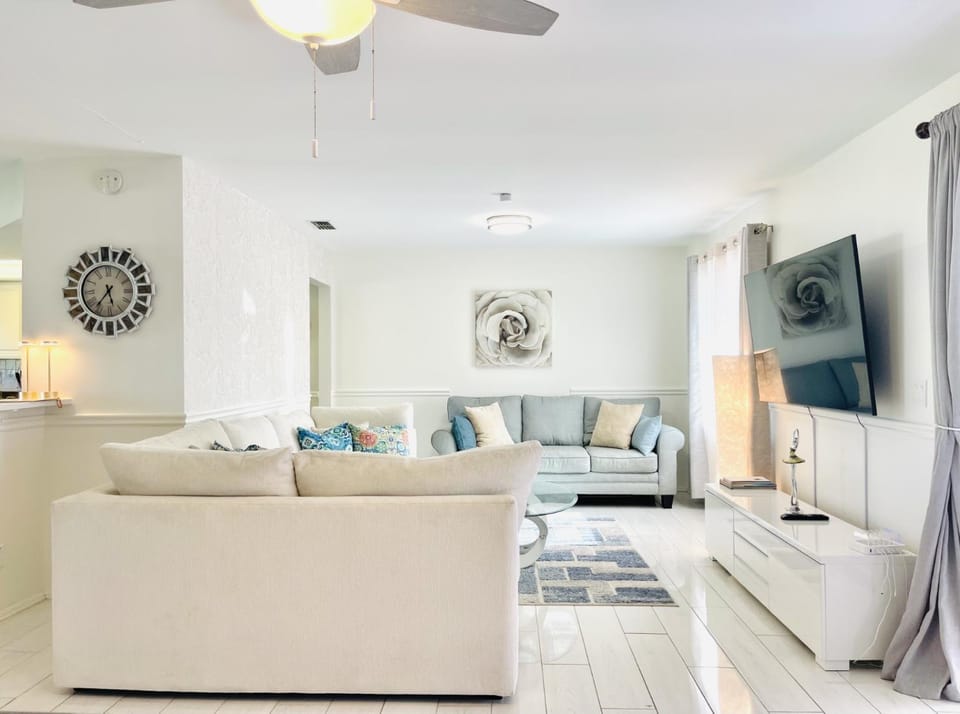 TV and multimedia, Living room, Seating area, Evening entertainment