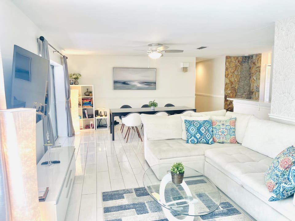 Communal lounge/ TV room