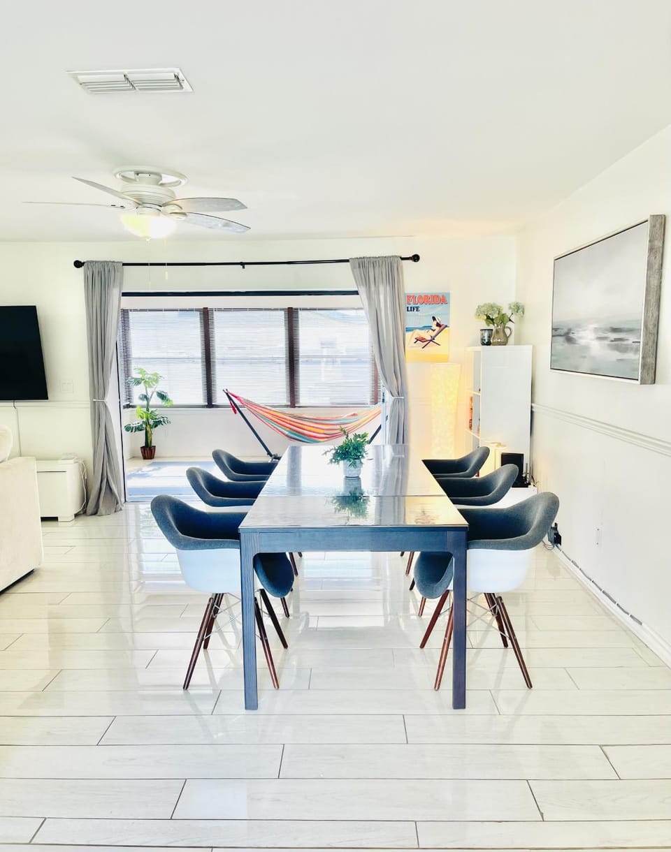 TV and multimedia, Living room, Seating area, Dining area, Evening entertainment