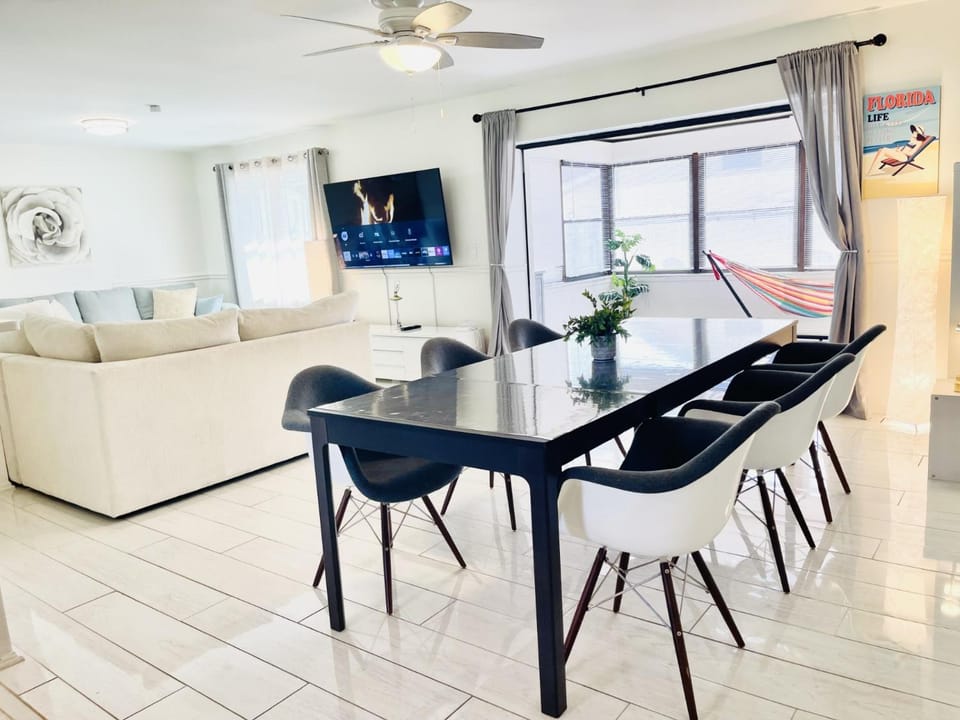 Communal lounge/ TV room, TV and multimedia, Living room, Seating area, Dining area, Evening entertainment
