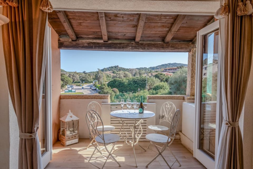 Day, Natural landscape, View (from property/room), Balcony/Terrace, Living room, Seating area, Dining area, Mountain view